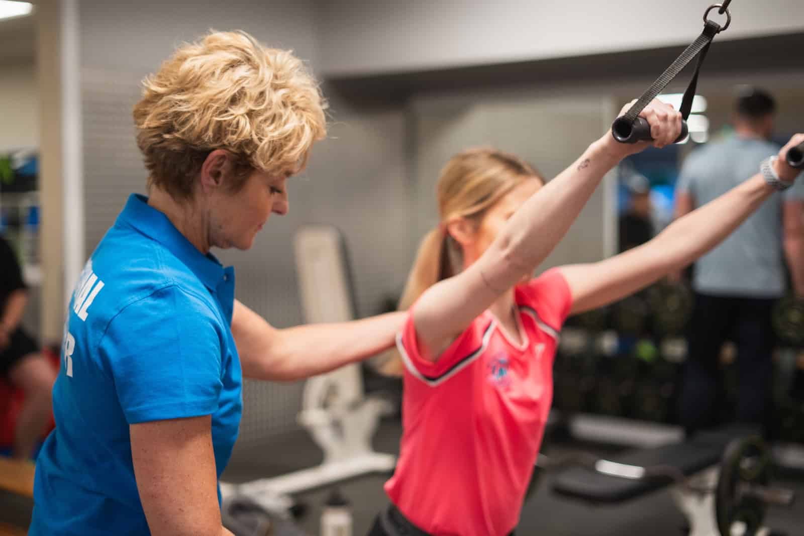 Trainerin mit Übung