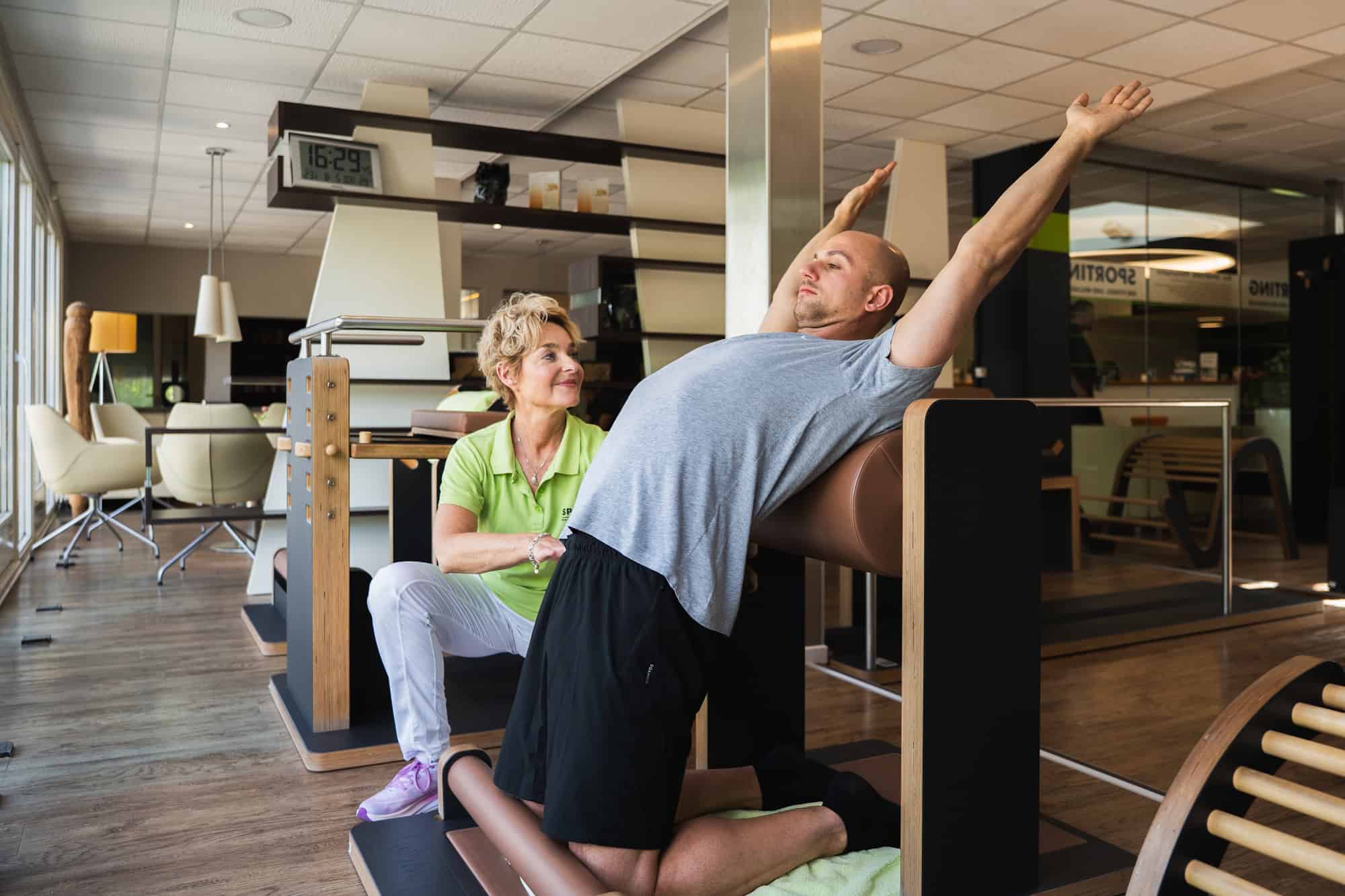 Trainer mit Schüler